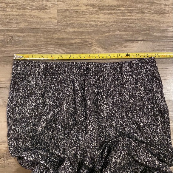 Black and White Lululemon Jet Pants - Picture 2 of 9